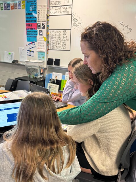 North Ranch Elementary School gifted teacher Leslie Martin works with fifth-grade students in Khanmigo.