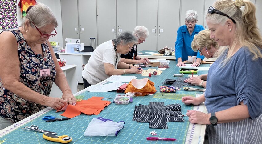 Putting together their baskets are, clockwise from left, Maureen Platt, Helen Grant, Marilyn Zenz, co-teacher Robyn Reynolds, Jolene Piaskowski and Heather Lainhart.