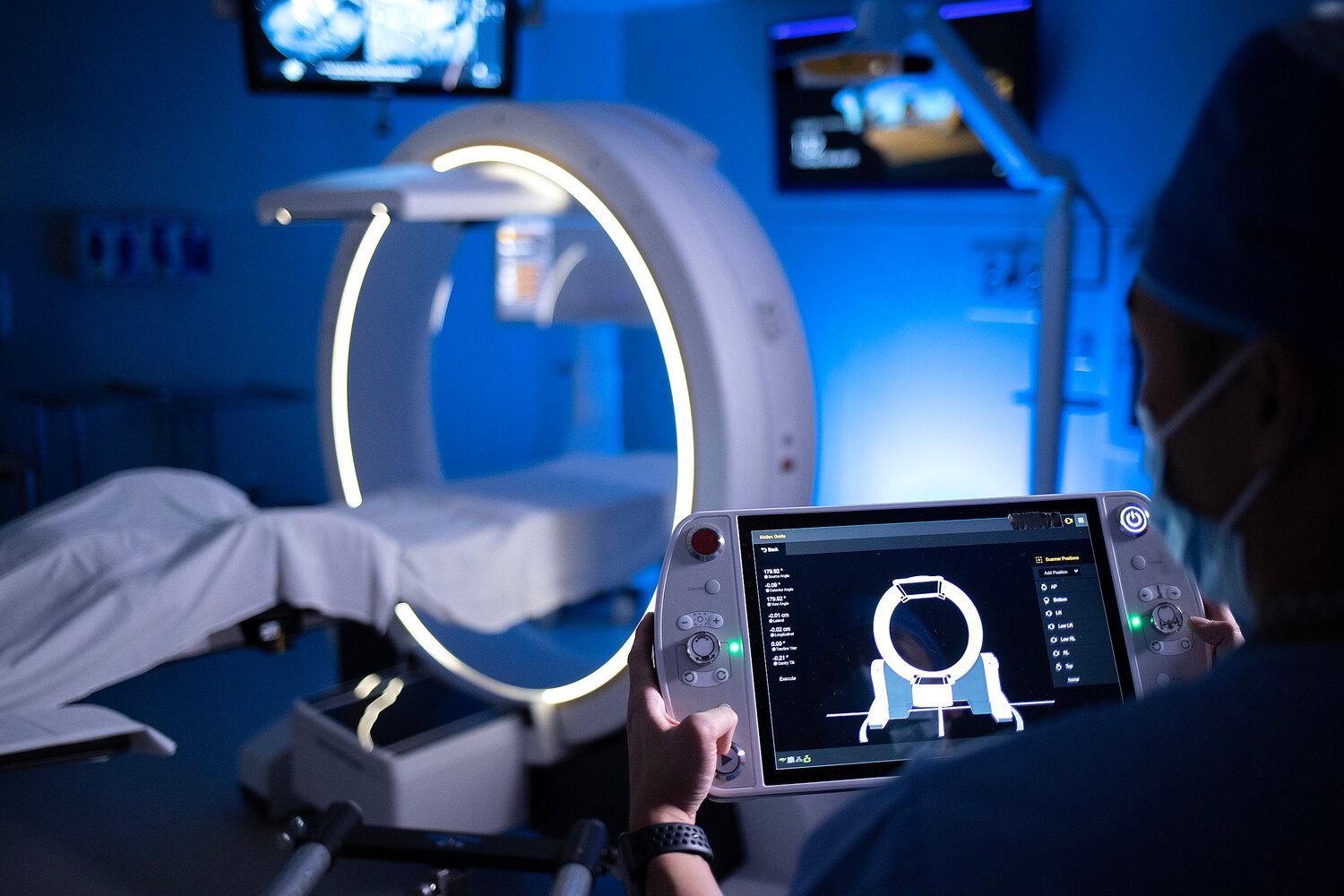 Loop-X includes a circular imaging system that robotically moves around the patient for live, targeted 3D and 2D cone-beam computed tomography (CT) images.