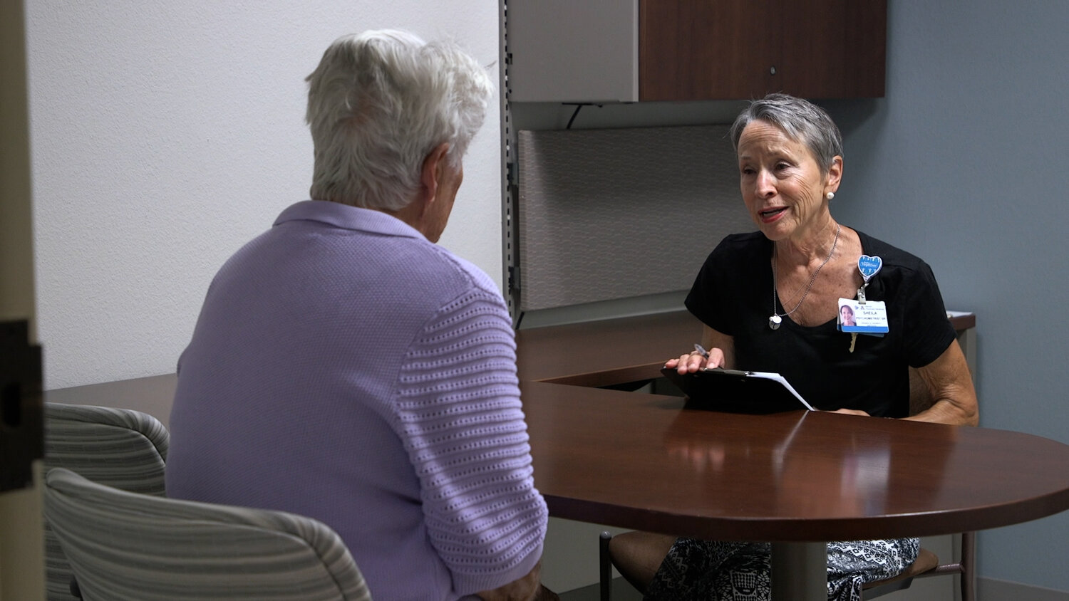 Sheila Vadovicky of Banner Alzheimer’s Institute, at right, discusses the topic of dementia with a Valley resident. (Photo submitted by Banner Research)