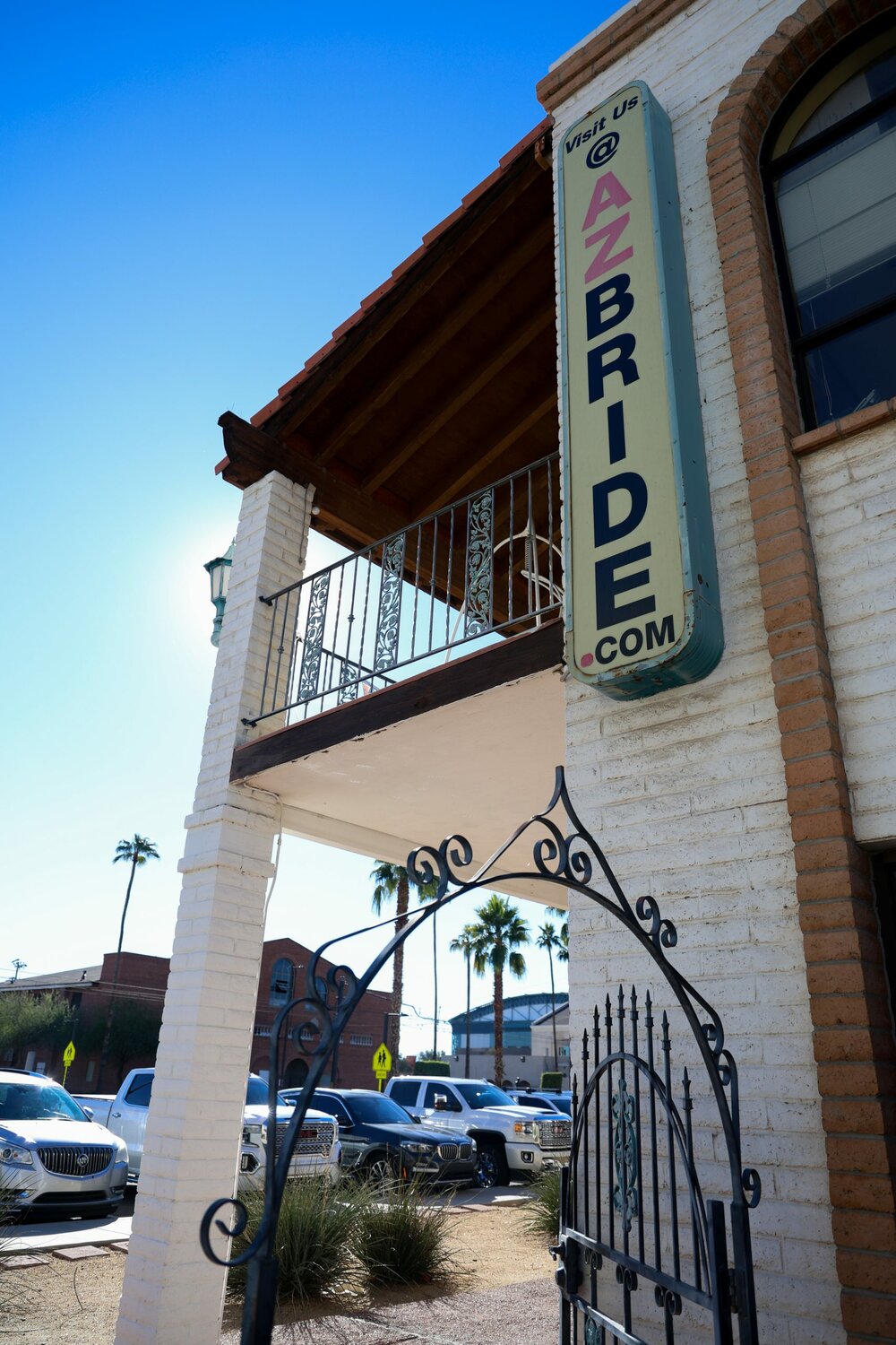 An outside view of Azteca Bridal in Phoenix. The store’s final day is Thursday. (Photo by Sam Volante/Cronkite News)