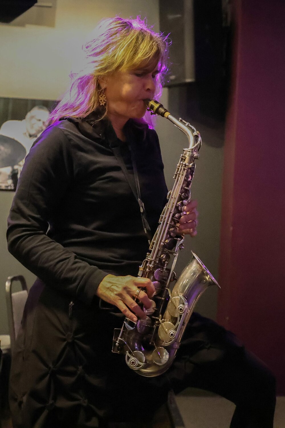 Mary Petrich plays the saxophone to help the DivAZ class perform a song on Oct. 21 at The Nash Jazz Club in Phoenix. (Photo by Sam Volante/Cronkite News)