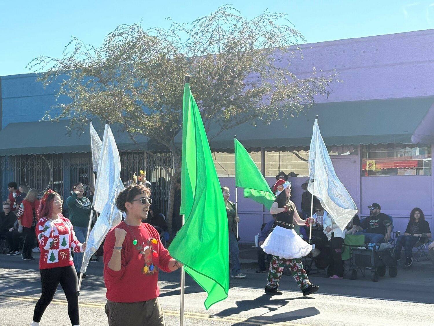 Glendale Christmas parade brings generations, groups together - Daily Independent